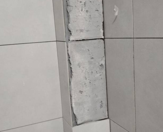 西秀瓷砖空鼓维修公司分享下瓷砖施工前基层浇水润湿程度不足，可能导致以下问题